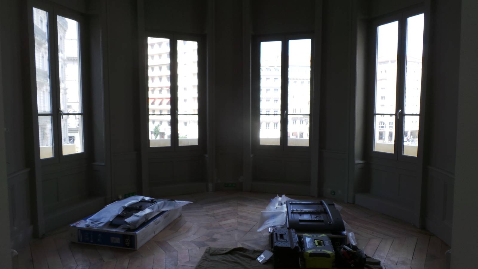Installation de projecteur dans une salle de réunion à MAPIÈCE : Maison d'Hôtes pour entreprises à Lyon 2