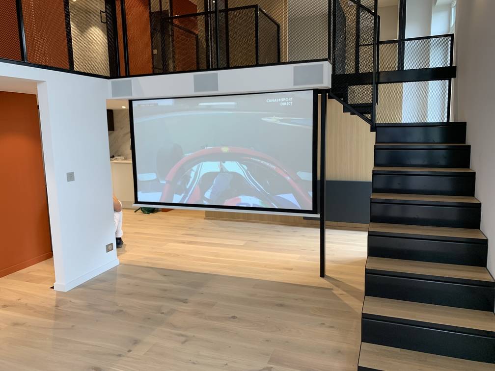 Intégration d'un vidéo projecteur et un home cinéma haut de gamme pour un loft à Lyon