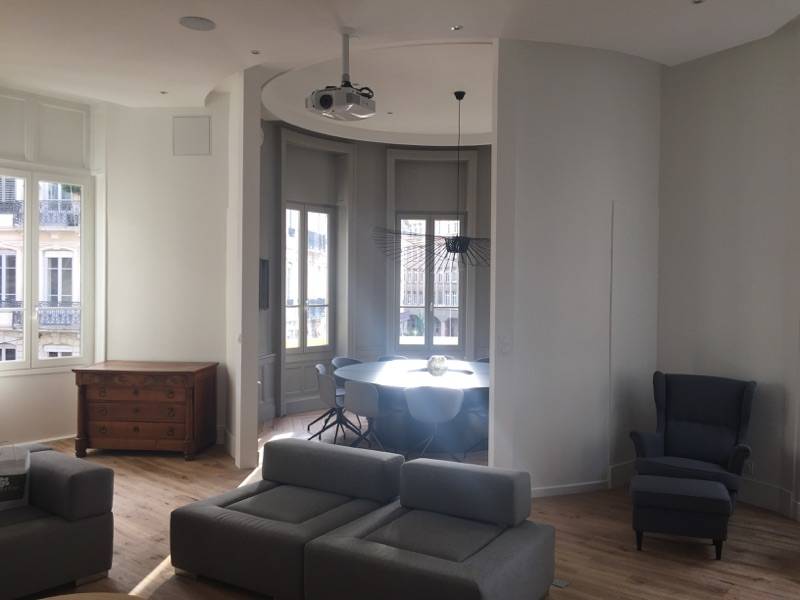 Installation de projecteur dans une salle de réunion à MAPIÈCE : Maison d'Hôtes pour entreprises à Lyon 2
