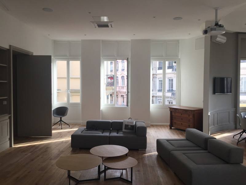 Installation de projecteur dans une salle de réunion à MAPIÈCE : Maison d'Hôtes pour entreprises à Lyon 2
