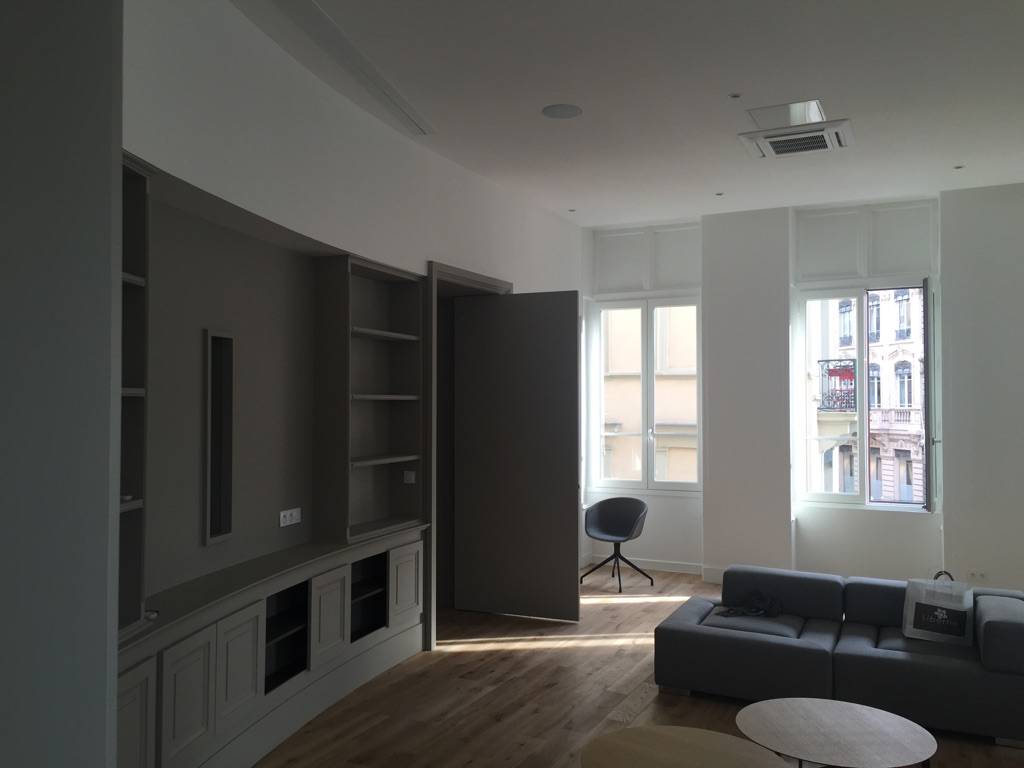 Installation de projecteur dans une salle de réunion à MAPIÈCE : Maison d'Hôtes pour entreprises à Lyon 2