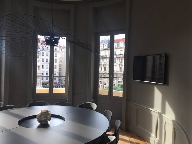 Installation de projecteur dans une salle de réunion à MAPIÈCE : Maison d'Hôtes pour entreprises à Lyon 2