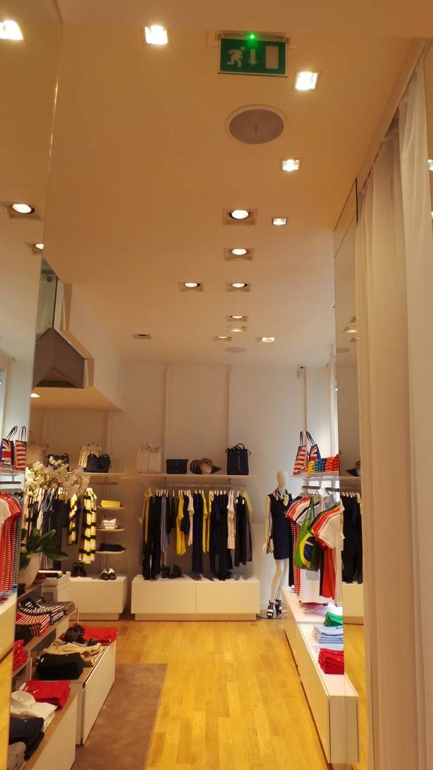 Intégration et équipement de systèmes audiovisuels et vidéos pour la boutique Lacoste à Lyon