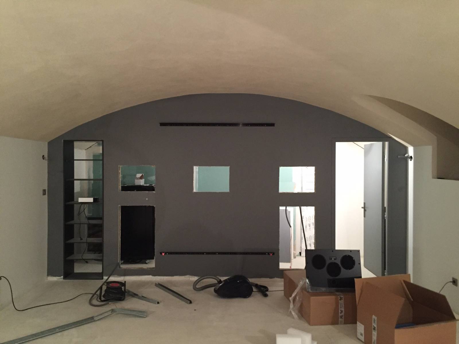 Création d’une salle de cinéma privée dans une cave voûtée à Lyon