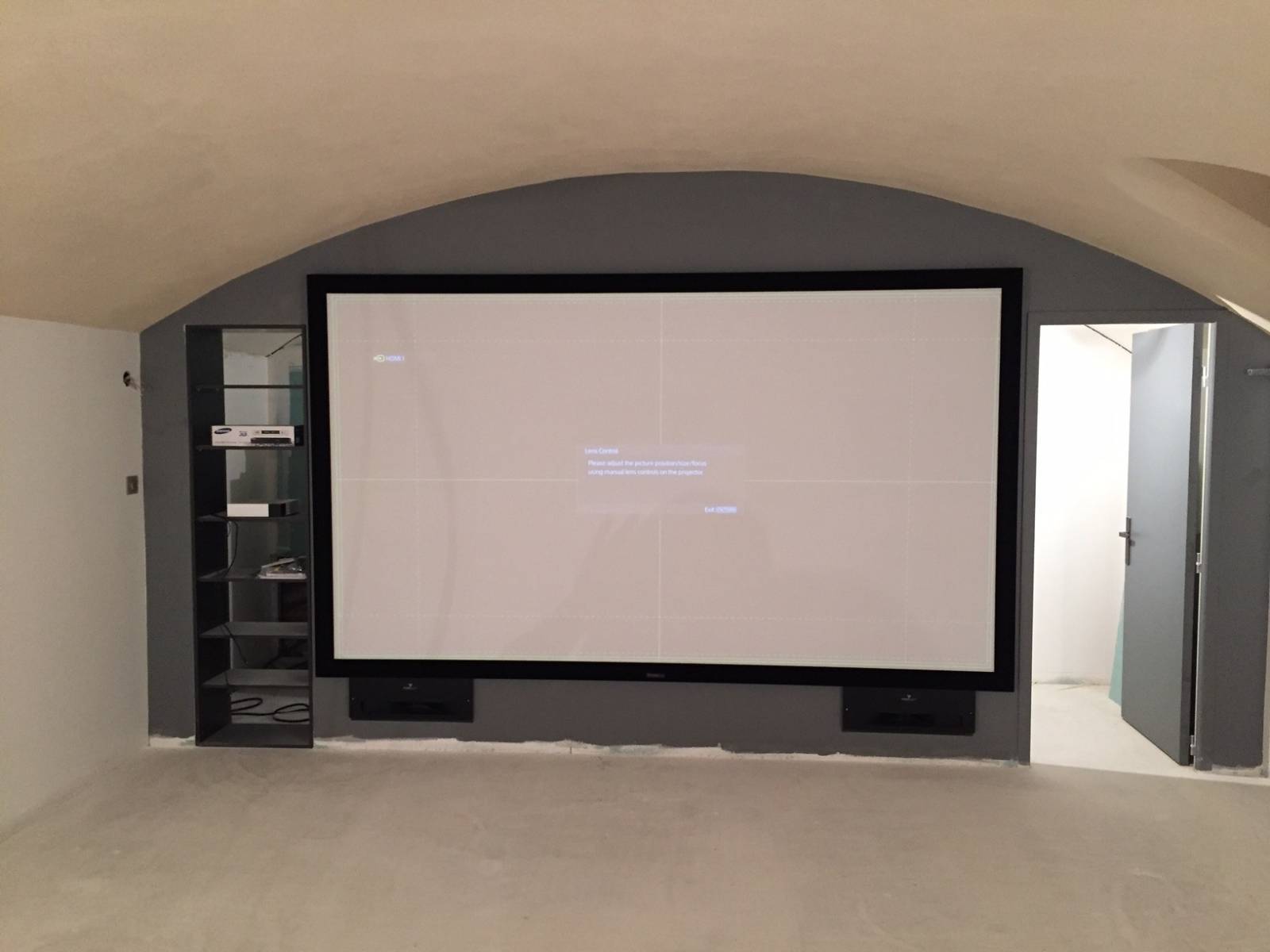 Création d’une salle de cinéma privée dans une cave voûtée à Lyon