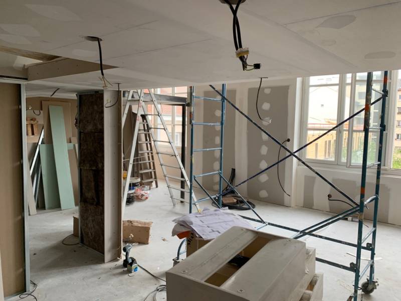 Intégration d'un vidéo projecteur et un home cinéma haut de gamme pour un loft à Lyon