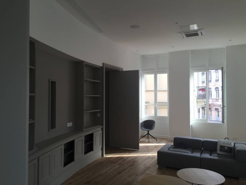 Installation de projecteur dans une salle de réunion à MAPIÈCE : Maison d'Hôtes pour entreprises à Lyon 2
