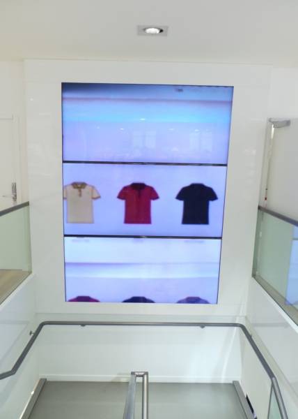 Intégration et équipement de systèmes audiovisuels et vidéos pour la boutique Lacoste à Lyon
