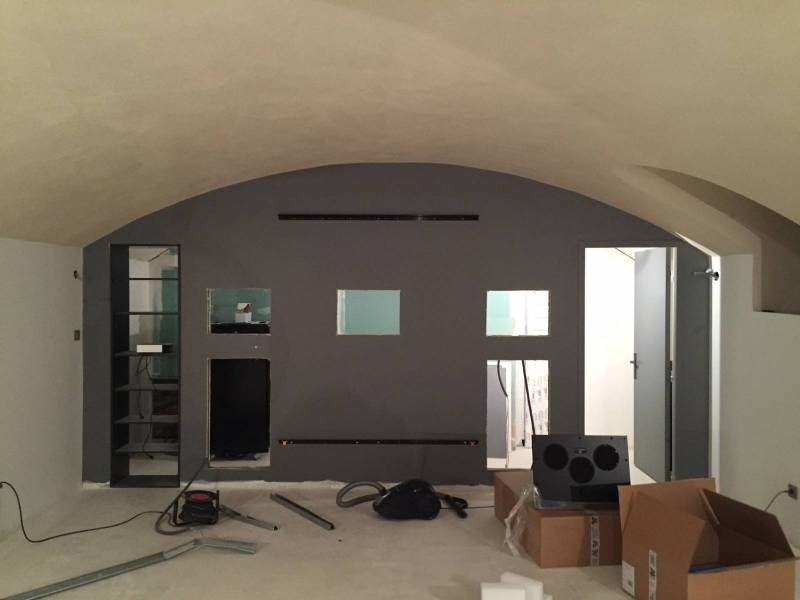 Création d’une salle de cinéma privée dans une cave voûtée à Lyon